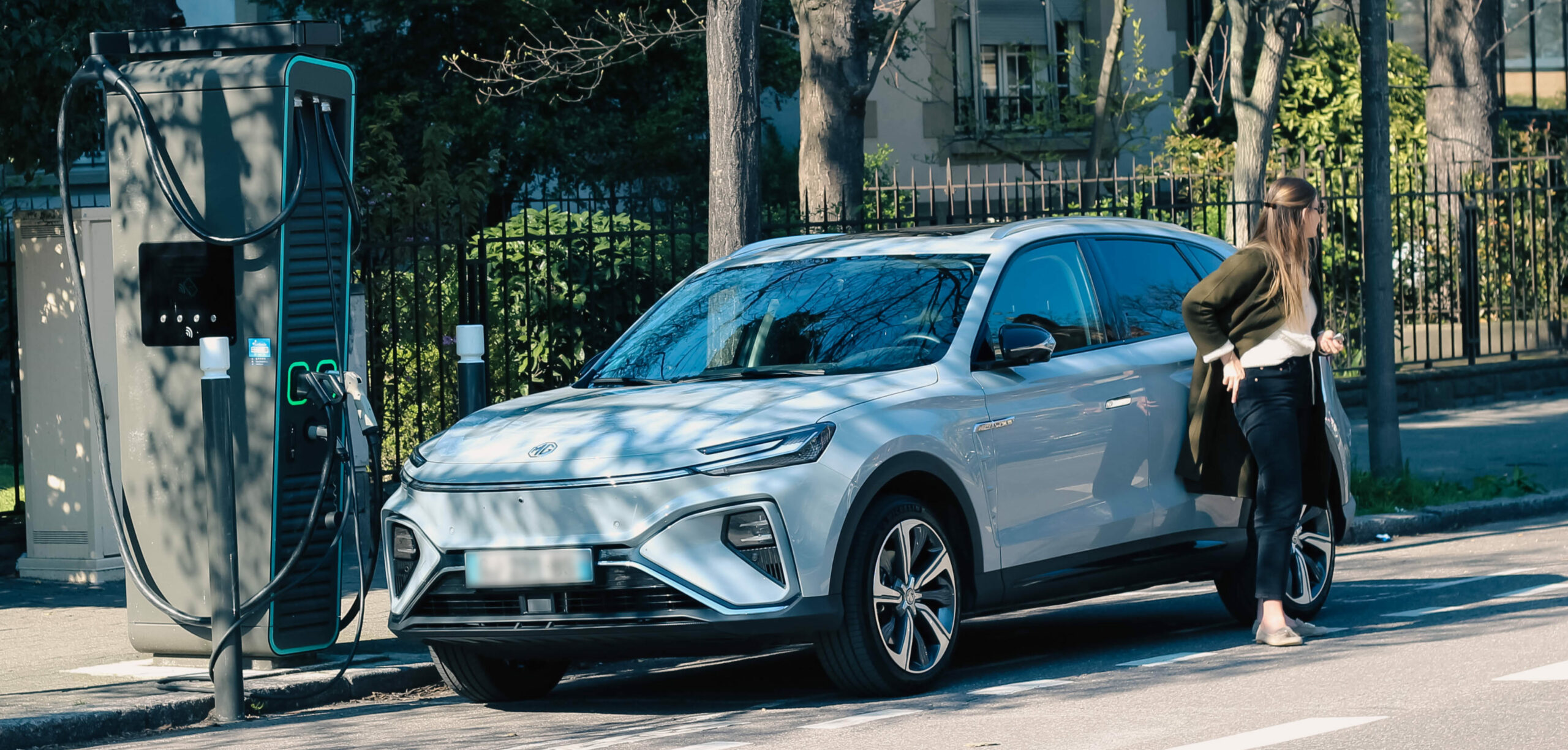 femme qui recharge son véhicule électrique sur un réseau de recharge connecté avec chargemap